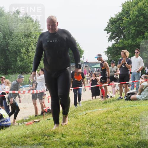 15.06.2025 - 27. Vierlanden-Triathlon KatJ http://msf.ph/oto/8033172 15.06.2025 11:14:59 Schwimmen 798, 812 meine-sportfotos.de