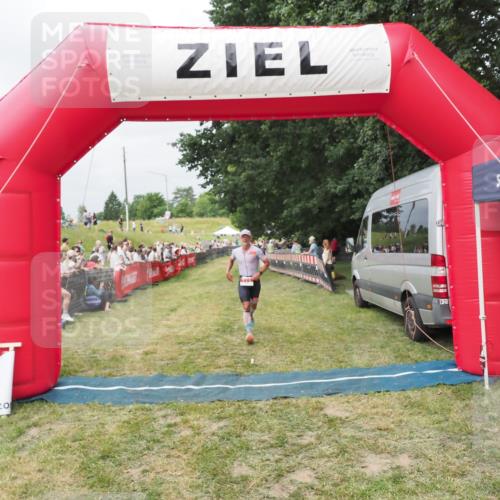 21.06.2025 - 27. Vierlanden-Triathlon MichiJ http://msf.ph/oto/8033174 15.06.2026 12:54:15 Ziel 21, 60, 171 meine-sportfotos.de