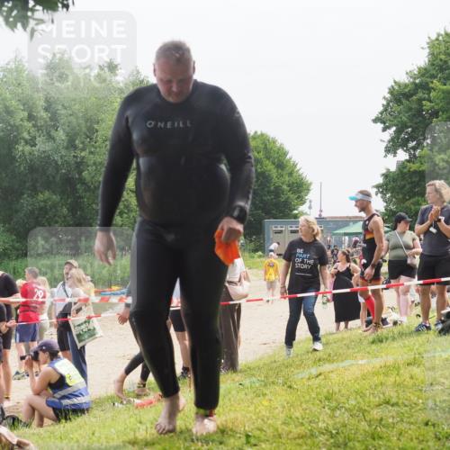 15.06.2025 - 27. Vierlanden-Triathlon KatJ http://msf.ph/oto/8033183 15.06.2025 11:14:59 Schwimmen 798, 812 meine-sportfotos.de
