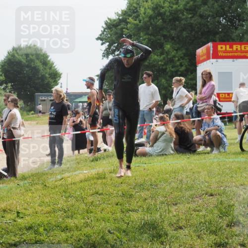15.06.2025 - 27. Vierlanden-Triathlon KatJ http://msf.ph/oto/8033201 15.06.2025 11:15:04 Schwimmen 798, 812 meine-sportfotos.de