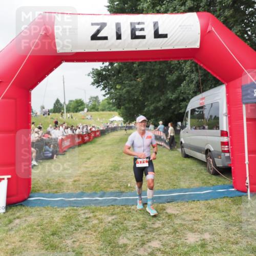 21.06.2025 - 27. Vierlanden-Triathlon MichiJ http://msf.ph/oto/8033210 15.06.2026 12:54:16 Ziel 171 meine-sportfotos.de