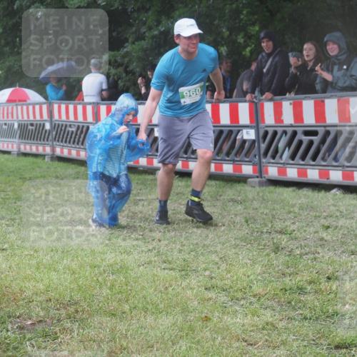 21.06.2025 - 27. Vierlanden-Triathlon KatJ http://msf.ph/oto/8033211 15.06.2025 13:44:39 Ziel 960, 1141 meine-sportfotos.de