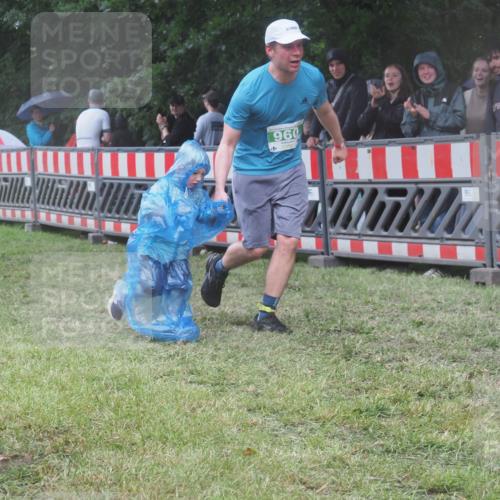 21.06.2025 - 27. Vierlanden-Triathlon KatJ http://msf.ph/oto/8033220 15.06.2025 13:44:39 Ziel 960, 1141 meine-sportfotos.de