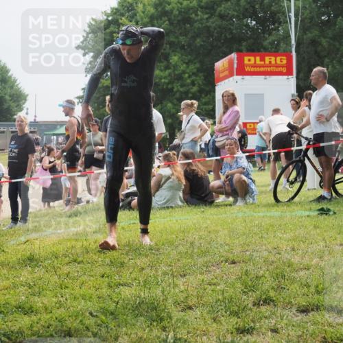 15.06.2025 - 27. Vierlanden-Triathlon KatJ http://msf.ph/oto/8033224 15.06.2025 11:15:05 Schwimmen 798, 812 meine-sportfotos.de
