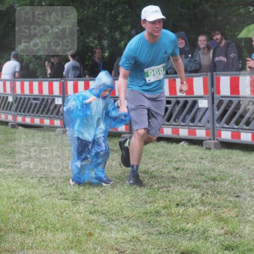 21.06.2025 - 27. Vierlanden-Triathlon KatJ http://msf.ph/oto/8033230 15.06.2025 13:44:40 Ziel 960, 1141 meine-sportfotos.de
