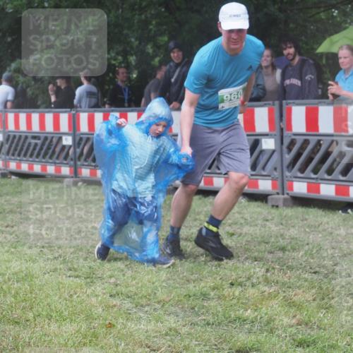 21.06.2025 - 27. Vierlanden-Triathlon KatJ http://msf.ph/oto/8033234 15.06.2025 13:44:40 Ziel 960, 1141 meine-sportfotos.de
