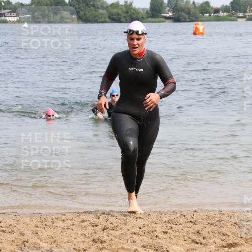 15.06.2025 - 27. Vierlanden-Triathlon Lena Gebhardt http://msf.ph/oto/8033240 15.06.2025 11:17:05 Schwimmen 825, 944, 945, 978, 979 meine-sportfotos.de