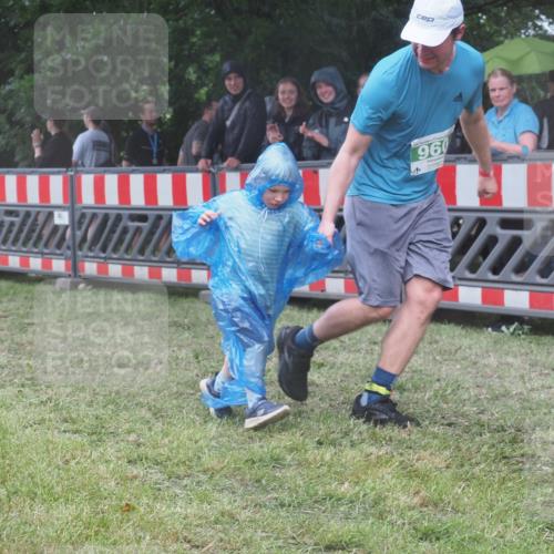 21.06.2025 - 27. Vierlanden-Triathlon KatJ http://msf.ph/oto/8033242 15.06.2025 13:44:40 Ziel 960, 1141 meine-sportfotos.de