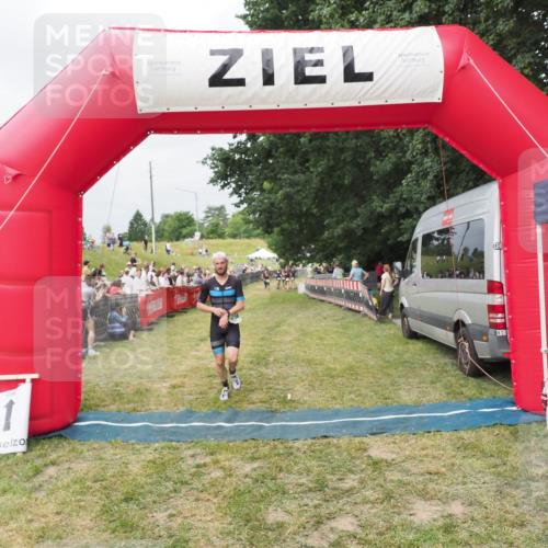 21.06.2025 - 27. Vierlanden-Triathlon MichiJ http://msf.ph/oto/8033243 15.06.2026 12:54:26 Ziel 757 meine-sportfotos.de