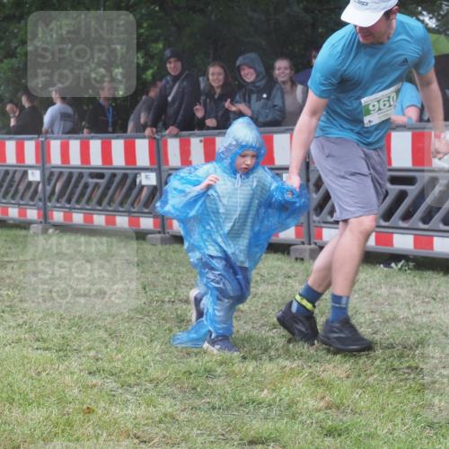 21.06.2025 - 27. Vierlanden-Triathlon KatJ http://msf.ph/oto/8033245 15.06.2025 13:44:40 Ziel 960, 1141 meine-sportfotos.de