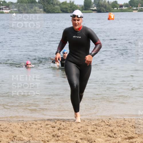 15.06.2025 - 27. Vierlanden-Triathlon Lena Gebhardt http://msf.ph/oto/8033246 15.06.2025 11:17:05 Schwimmen 825, 944, 945, 978, 979 meine-sportfotos.de