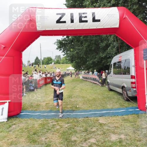 21.06.2025 - 27. Vierlanden-Triathlon MichiJ http://msf.ph/oto/8033249 15.06.2026 12:54:26 Ziel 757 meine-sportfotos.de