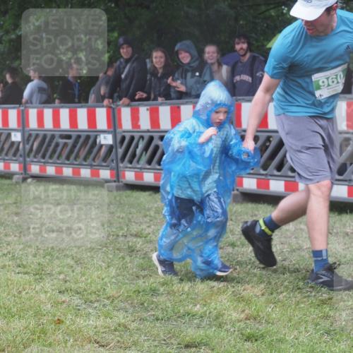21.06.2025 - 27. Vierlanden-Triathlon KatJ http://msf.ph/oto/8033250 15.06.2025 13:44:40 Ziel 960, 1141 meine-sportfotos.de