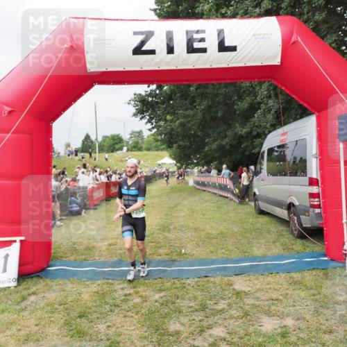 21.06.2025 - 27. Vierlanden-Triathlon MichiJ http://msf.ph/oto/8033254 15.06.2026 12:54:26 Ziel 757 meine-sportfotos.de