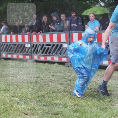 21.06.2025 - 27. Vierlanden-Triathlon KatJ http://msf.ph/oto/8033256 15.06.2025 13:44:41 Ziel 960, 1141 meine-sportfotos.de