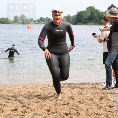 15.06.2025 - 27. Vierlanden-Triathlon Lena Gebhardt http://msf.ph/oto/8033263 15.06.2025 11:17:06 Schwimmen 944, 945, 978, 979 meine-sportfotos.de