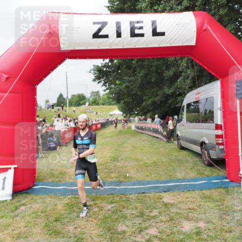 21.06.2025 - 27. Vierlanden-Triathlon MichiJ http://msf.ph/oto/8033266 15.06.2026 12:54:26 Ziel 757 meine-sportfotos.de