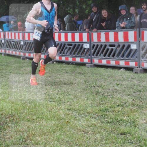 21.06.2025 - 27. Vierlanden-Triathlon KatJ http://msf.ph/oto/8033267 15.06.2025 13:44:46 Ziel 82, 1141 meine-sportfotos.de