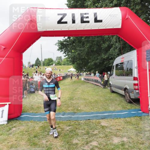 21.06.2025 - 27. Vierlanden-Triathlon MichiJ http://msf.ph/oto/8033271 15.06.2026 12:54:27 Ziel 757, 1000 meine-sportfotos.de