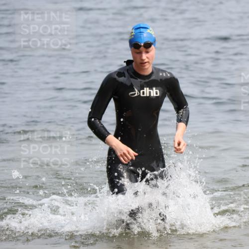 15.06.2025 - 27. Vierlanden-Triathlon Lena Gebhardt http://msf.ph/oto/8033273 15.06.2025 11:17:09 Schwimmen 944, 945, 978, 979 meine-sportfotos.de