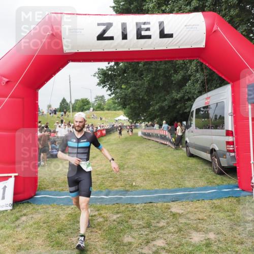 21.06.2025 - 27. Vierlanden-Triathlon MichiJ http://msf.ph/oto/8033276 15.06.2026 12:54:27 Ziel 757, 1000 meine-sportfotos.de