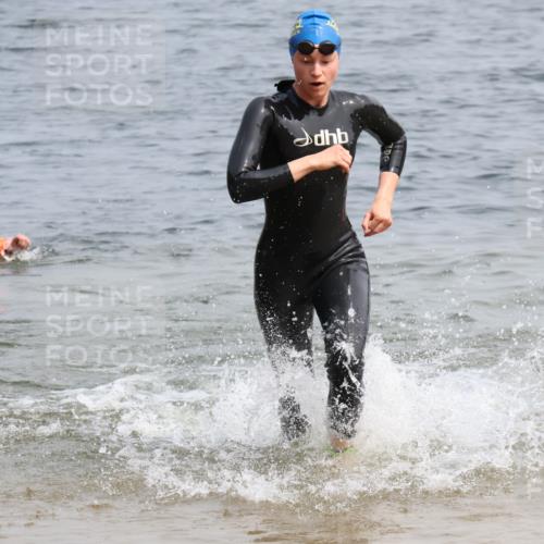 15.06.2025 - 27. Vierlanden-Triathlon Lena Gebhardt http://msf.ph/oto/8033278 15.06.2025 11:17:09 Schwimmen 944, 945, 978, 979 meine-sportfotos.de