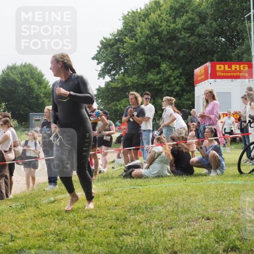 15.06.2025 - 27. Vierlanden-Triathlon KatJ http://msf.ph/oto/8033280 15.06.2025 11:15:44 Schwimmen 881, 927, 960 meine-sportfotos.de