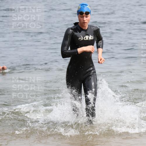 15.06.2025 - 27. Vierlanden-Triathlon Lena Gebhardt http://msf.ph/oto/8033282 15.06.2025 11:17:09 Schwimmen 944, 945, 978, 979 meine-sportfotos.de