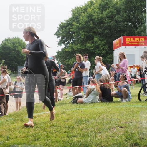 15.06.2025 - 27. Vierlanden-Triathlon KatJ http://msf.ph/oto/8033285 15.06.2025 11:15:44 Schwimmen 881, 927, 960 meine-sportfotos.de