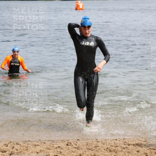 15.06.2025 - 27. Vierlanden-Triathlon Lena Gebhardt http://msf.ph/oto/8033288 15.06.2025 11:17:10 Schwimmen 944, 945, 978, 979 meine-sportfotos.de