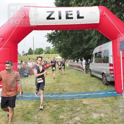 21.06.2025 - 27. Vierlanden-Triathlon MichiJ http://msf.ph/oto/8033291 15.06.2026 12:54:32 Ziel 757, 999, 1000, 1001, 1003 meine-sportfotos.de