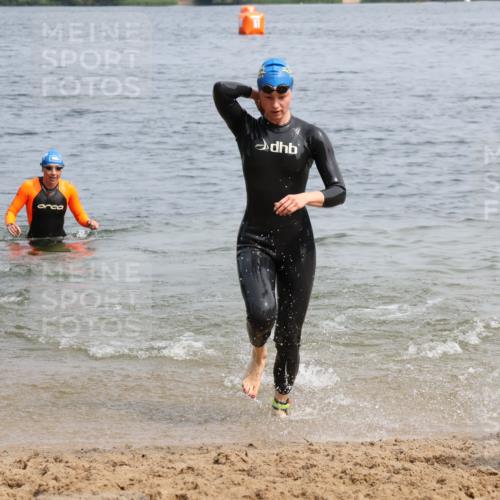 15.06.2025 - 27. Vierlanden-Triathlon Lena Gebhardt http://msf.ph/oto/8033293 15.06.2025 11:17:10 Schwimmen 944, 945, 978, 979 meine-sportfotos.de