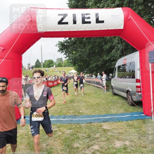 21.06.2025 - 27. Vierlanden-Triathlon MichiJ http://msf.ph/oto/8033299 15.06.2026 12:54:32 Ziel 757, 999, 1000, 1001, 1003 meine-sportfotos.de