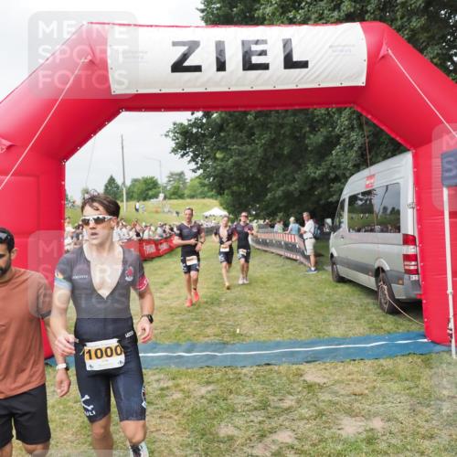 21.06.2025 - 27. Vierlanden-Triathlon MichiJ http://msf.ph/oto/8033304 15.06.2026 12:54:32 Ziel 757, 999, 1000, 1001, 1003 meine-sportfotos.de
