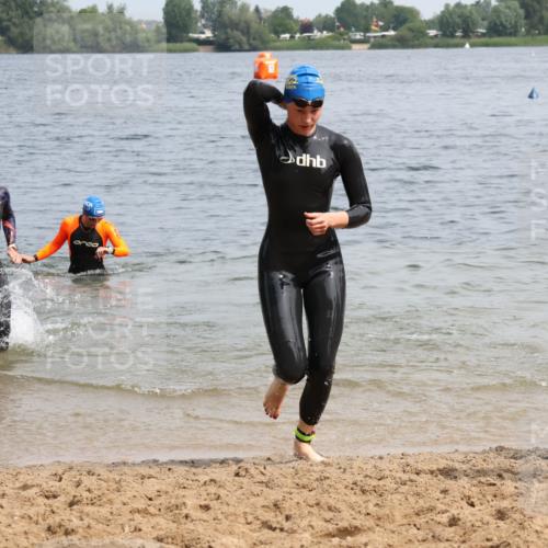 15.06.2025 - 27. Vierlanden-Triathlon Lena Gebhardt http://msf.ph/oto/8033307 15.06.2025 11:17:11 Schwimmen 911, 944, 945, 978, 979 meine-sportfotos.de