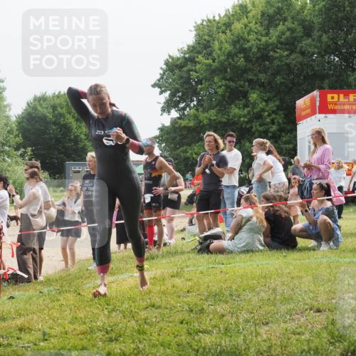 15.06.2025 - 27. Vierlanden-Triathlon KatJ http://msf.ph/oto/8033308 15.06.2025 11:15:45 Schwimmen 881, 919, 927, 946, 960 meine-sportfotos.de