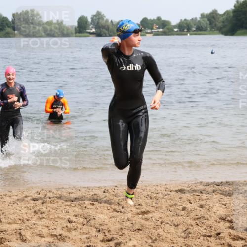15.06.2025 - 27. Vierlanden-Triathlon Lena Gebhardt http://msf.ph/oto/8033315 15.06.2025 11:17:11 Schwimmen 911, 944, 945, 978, 979 meine-sportfotos.de