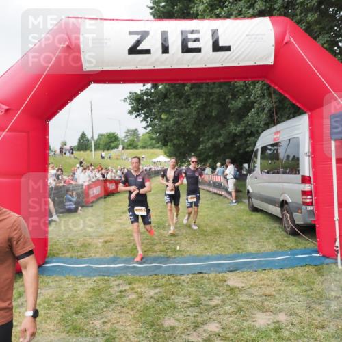 21.06.2025 - 27. Vierlanden-Triathlon MichiJ http://msf.ph/oto/8033316 15.06.2026 12:54:33 Ziel 757, 999, 1000, 1001, 1003 meine-sportfotos.de