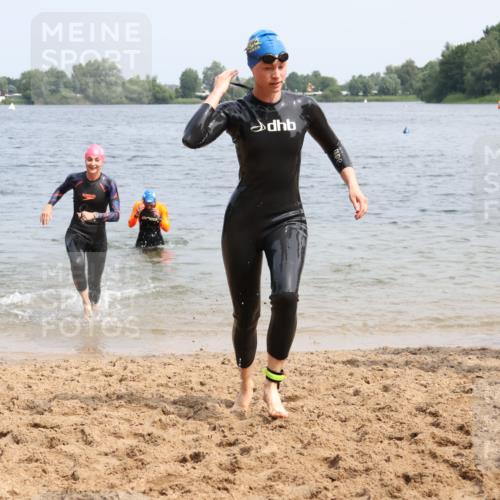 15.06.2025 - 27. Vierlanden-Triathlon Lena Gebhardt http://msf.ph/oto/8033321 15.06.2025 11:17:12 Schwimmen 911, 944, 945, 979 meine-sportfotos.de