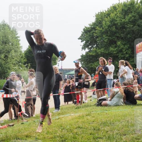 15.06.2025 - 27. Vierlanden-Triathlon KatJ http://msf.ph/oto/8033322 15.06.2025 11:15:46 Schwimmen 881, 919, 927, 946, 960 meine-sportfotos.de