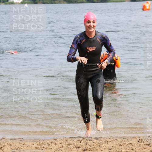 15.06.2025 - 27. Vierlanden-Triathlon Lena Gebhardt http://msf.ph/oto/8033329 15.06.2025 11:17:13 Schwimmen 911, 944, 945, 979 meine-sportfotos.de