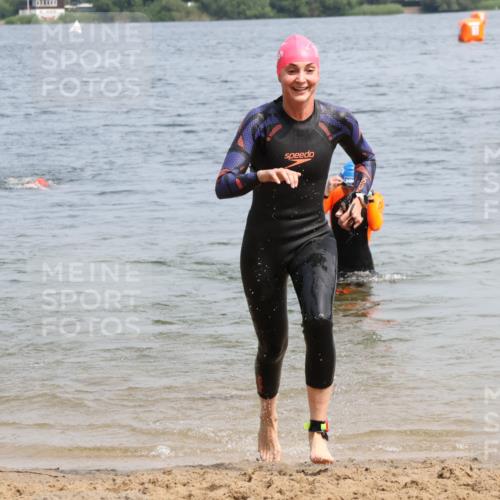 15.06.2025 - 27. Vierlanden-Triathlon Lena Gebhardt http://msf.ph/oto/8033335 15.06.2025 11:17:13 Schwimmen 911, 944, 945, 979 meine-sportfotos.de
