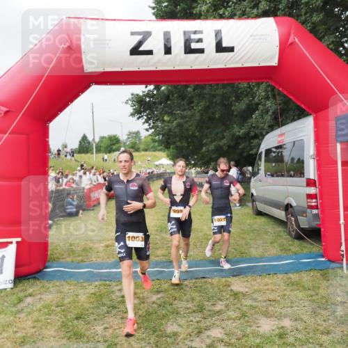 21.06.2025 - 27. Vierlanden-Triathlon MichiJ http://msf.ph/oto/8033336 15.06.2026 12:54:34 Ziel 999, 1000, 1001, 1003 meine-sportfotos.de