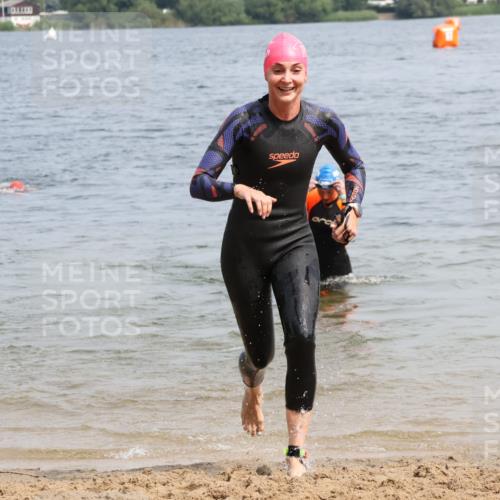 15.06.2025 - 27. Vierlanden-Triathlon Lena Gebhardt http://msf.ph/oto/8033340 15.06.2025 11:17:13 Schwimmen 911, 944, 945, 979 meine-sportfotos.de