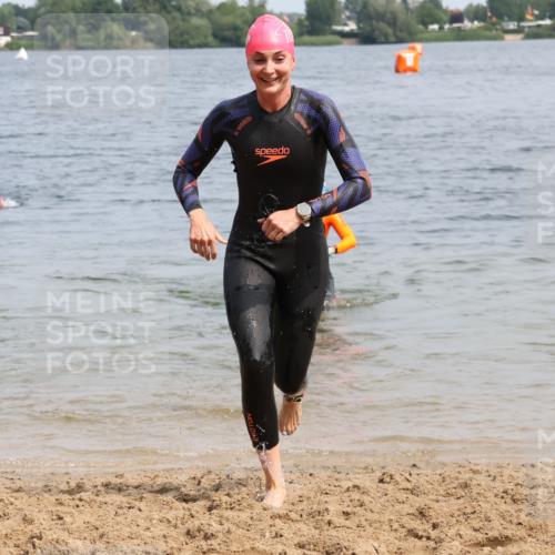 15.06.2025 - 27. Vierlanden-Triathlon Lena Gebhardt http://msf.ph/oto/8033342 15.06.2025 11:17:13 Schwimmen 911, 944, 945, 979 meine-sportfotos.de