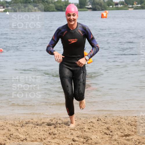 15.06.2025 - 27. Vierlanden-Triathlon Lena Gebhardt http://msf.ph/oto/8033349 15.06.2025 11:17:13 Schwimmen 911, 944, 945, 979 meine-sportfotos.de