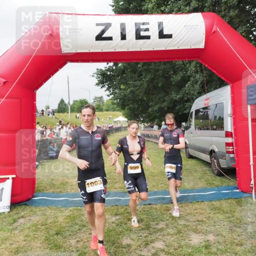 21.06.2025 - 27. Vierlanden-Triathlon MichiJ http://msf.ph/oto/8033350 15.06.2026 12:54:34 Ziel 999, 1000, 1001, 1003 meine-sportfotos.de