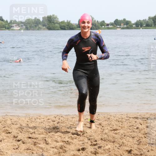 15.06.2025 - 27. Vierlanden-Triathlon Lena Gebhardt http://msf.ph/oto/8033354 15.06.2025 11:17:13 Schwimmen 911, 944, 945, 979 meine-sportfotos.de