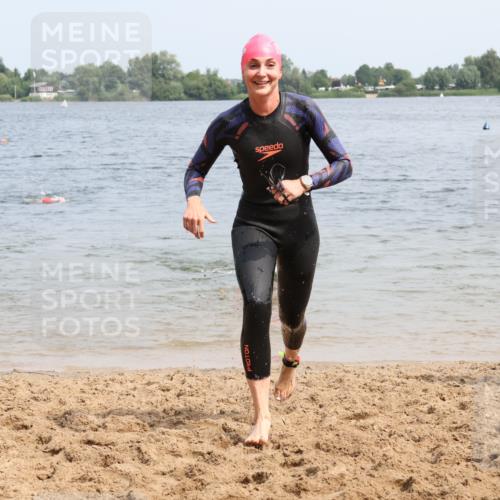 15.06.2025 - 27. Vierlanden-Triathlon Lena Gebhardt http://msf.ph/oto/8033356 15.06.2025 11:17:14 Schwimmen 911, 944, 945, 979 meine-sportfotos.de
