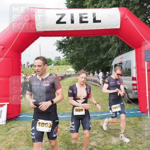 21.06.2025 - 27. Vierlanden-Triathlon MichiJ http://msf.ph/oto/8033357 15.06.2026 12:54:34 Ziel 999, 1000, 1001, 1003 meine-sportfotos.de